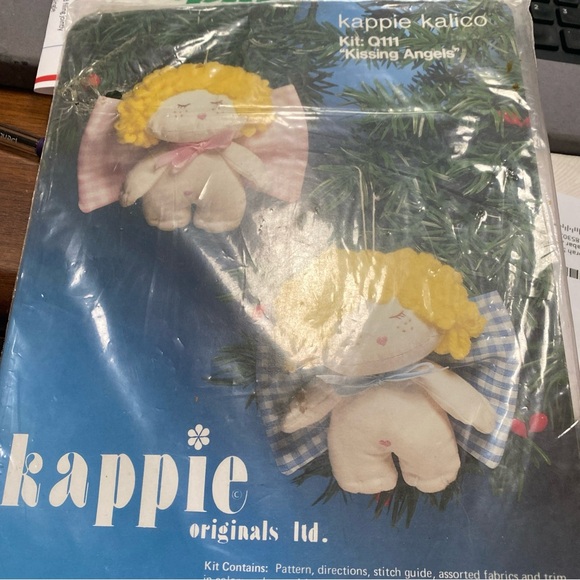 Vintage kappie kalico kissing angels sewing kit - Picture 3 of 5